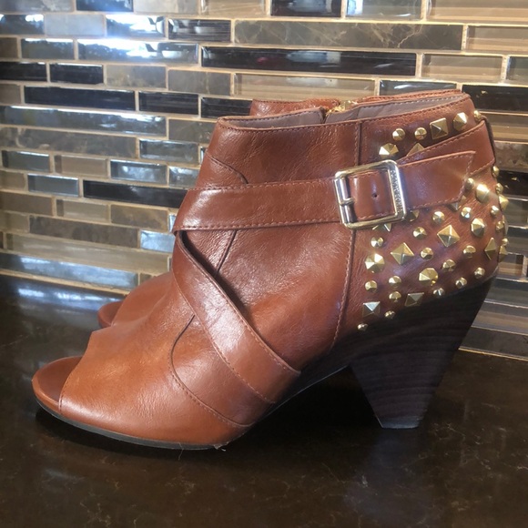 Vince Camuto acorn tan gold Padara open booties